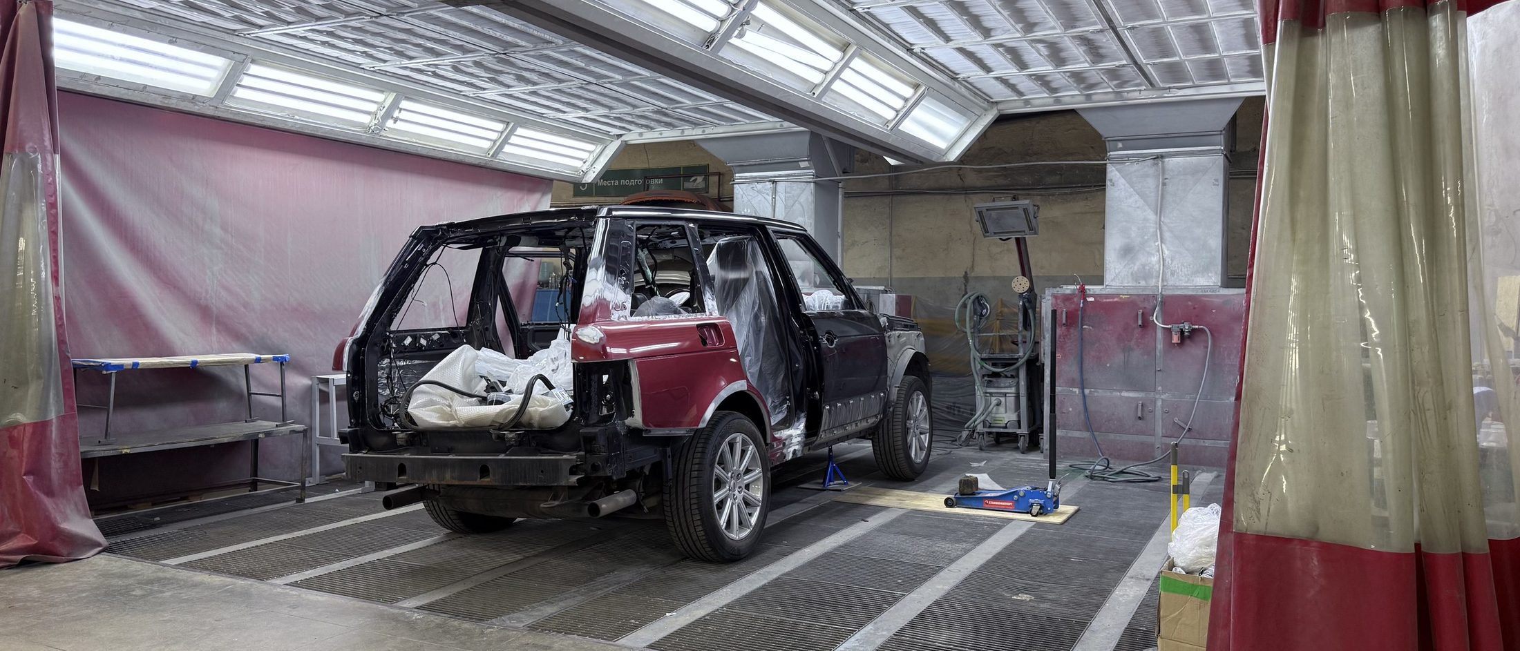 Автомобиль в покрасочной камере автотехцентра Автокип